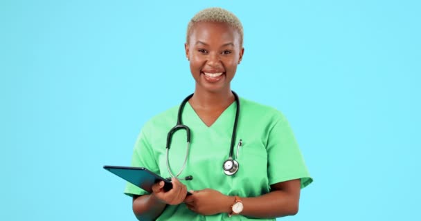 Счастливая Чернокожая Женщина Медсестра Табличка Медицинских Исследований Страхования Жизни Голубом — стоковое видео
