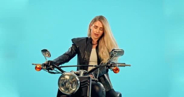 Jízda Motorce Výlet Žena Přemýšlející Jízdě Izolované Modrém Pozadí Studiu — Stock video