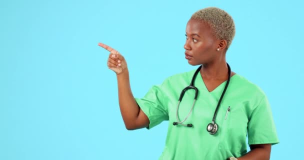Серьезное Лицо Черная Женщина Доктор Указывая Решение Синий Студийный Фон — стоковое видео