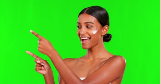 化粧水 天然のスキンケアのためのスタジオで緑の画面の背景を指している女性 クロマキーモックアップ上の幸せな若い女性モデルの広告で肖像画 クリームやアンチエイジング治療 — ストック動画