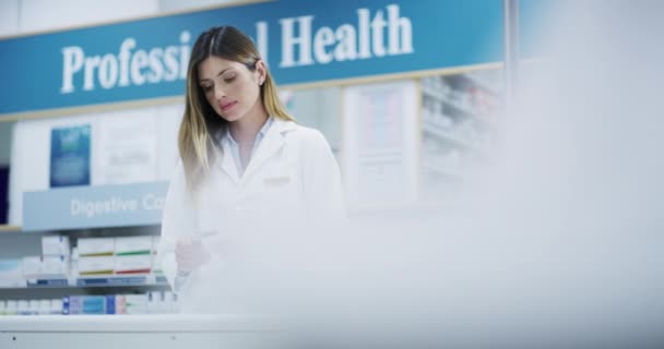 Produk Obat Obatan Dan Wajah Wanita Apoteker Dalam Pelayanan Medis — Stok Video
