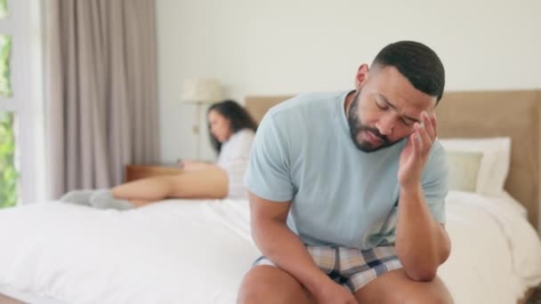 슬프게 좌절감 우울증때문에 침실에 부부와 싸우고 이혼하는 이있다 가정에서 두려움 — 비디오