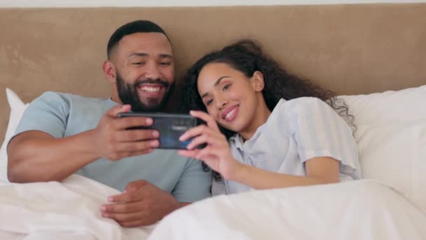 Telefone Cama Casal Feliz Streaming Line Mídia Social Aplicativo Móvel — Vídeo de Stock