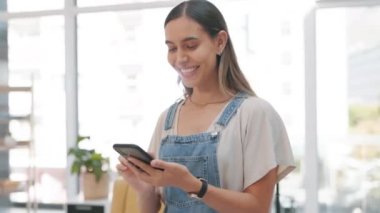 Telefon, gülümseme ve evde mesajlaşan kadın, sosyal medya ya da evde tek başına randevulaşan kadın. Cep telefonu, mutluluk ve kadın ağ kurma, daktilo ve internet mesajları mobil uygulama, kaydırma veya web sitesinde