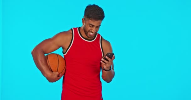 Baloncesto Teléfono Croma Clave Con Hombre Fondo Azul Estudio Marketing — Vídeo de stock