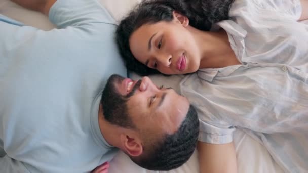 Вище Любов Щаслива Пара Ліжку Торкаючисьм Обличчям Посмішкою Романтикою Їхньому — стокове відео