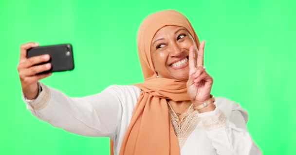 Femme Islamique Selfie Écran Vert Pour Paix Fond Studio Heureux — Video