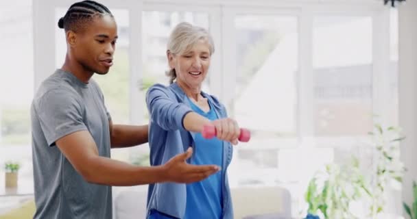 Oudere Vrouw Halters Revalidatietherapeut Voor Lichaamsbeweging Een Verpleeghuis Happy Senior — Stockvideo