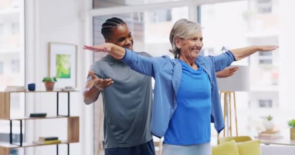老人ホームでのストレッチ運動のためのリハビリテーション 高齢者の女性と看護師 強い筋肉と体のための治癒 健康と理学療法のためのセラピストの男性と幸せな高齢者 — ストック動画