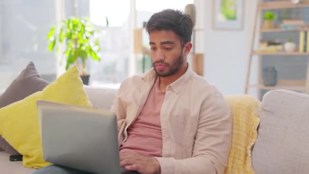 Unavený Zívlý Muž Laptopem Pohovce Cítí Vyčerpaný Stresu Bez Energie — Stock video