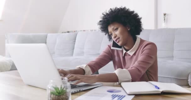 Geschäftsfrau Anruf Und Laptop Für Die Arbeit Von Hause Aus — Stockvideo