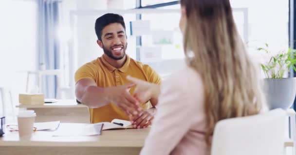 Lachen Geschäftsleute Und Händedruck Für Partnerschaft Deal Oder Einführung Arbeitsplatz — Stockvideo