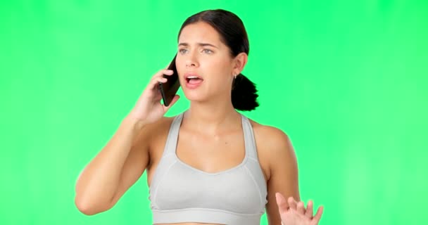 緑の画面 フィットネス 怒っているとスタジオの背景に不満を持つ女性 スマートフォンを持つ選手や女の子 怒りや健康との通信と接続 — ストック動画