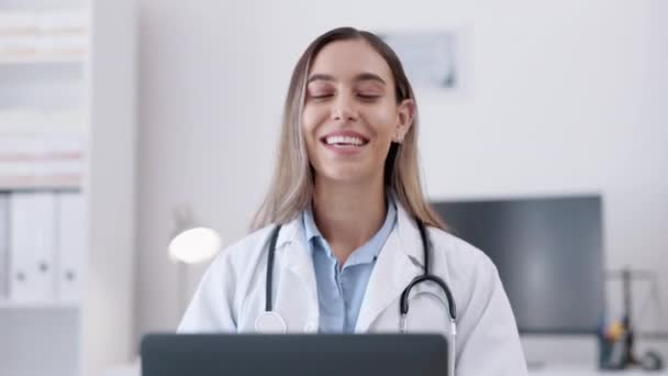 Médico Portátil Videollamada Con Mujer Oficina Para Telesalud Comunicación Reunión — Vídeos de Stock