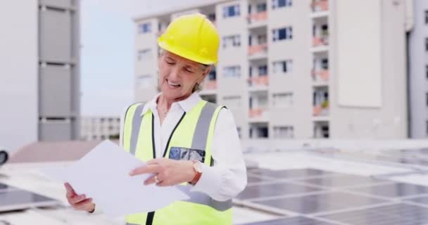 太阳能电池板或从事工程的妇女 具有建筑 建筑或光电检测的蓝图 设计人员 成熟的承包商或快乐的建筑师检查可再生能源电网项目 — 图库视频影像