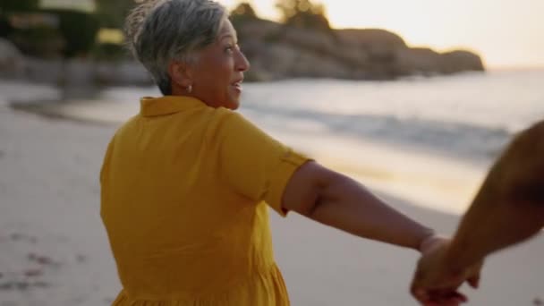 Mutlu Kadın Tatilde Çiftlerin Kumsalında Yürüyor Ele Tutuşuyor Özgürce Arkadan — Stok video