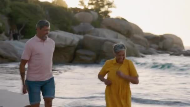 Senior Pasangan Dan Berjalan Pantai Untuk Berpelukan Liburan Yang Menyenangkan — Stok Video