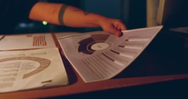 Ветер Раздувает Бумагу Деловой Женщиной Офисе Ночью Планируя Сверхурочные Крайний — стоковое видео