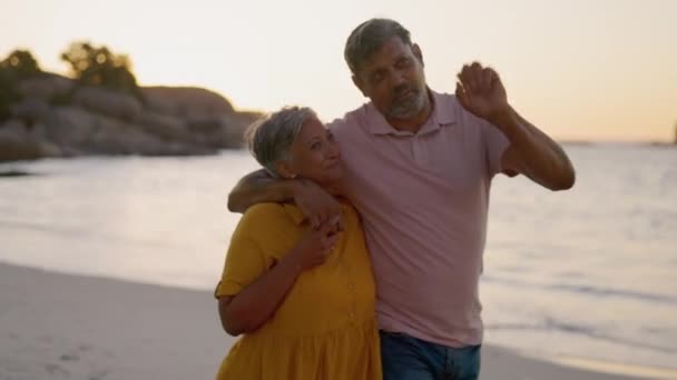 Pensiun Pasangan Dan Berbicara Saat Berjalan Pantai Pada Liburan Liburan — Stok Video