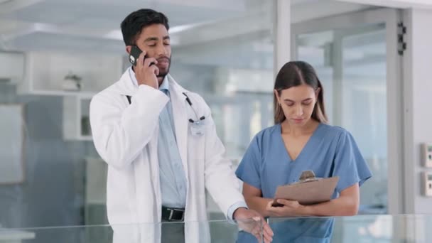 Llamada Telefónica Médico Enfermero Que Trabajan Juntos Hospital Para Recibir — Vídeo de stock