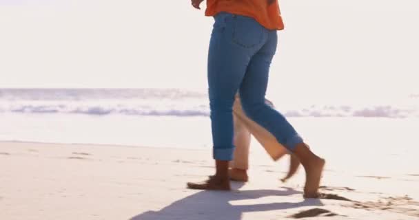 日落和一对夫妇在沙滩上散步 他们的脚在沙滩上度假 夏天的风景 与男人和女人在大自然的海岸上浪漫地散步或拥抱在一起 — 图库视频影像