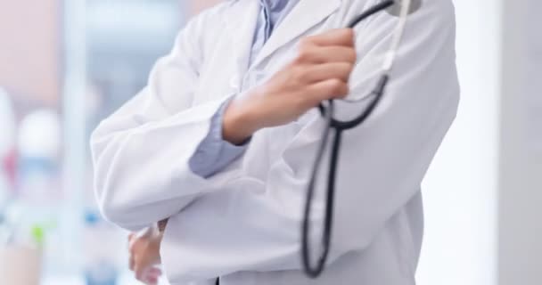 Primer Plano Persona Médico Los Brazos Cruzados Con Estetoscopio Hospital — Vídeos de Stock