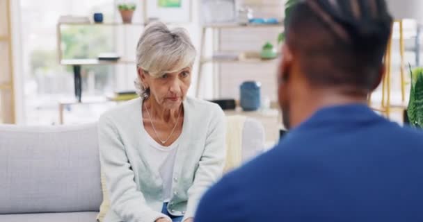 Hasta Yaşlı Bir Kadın Bir Hemşireye Terapi Danışmanlık Hizmetleri Için — Stok video