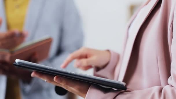 Tablet Teamwork Und Hände Von Geschäftsfrauen Die Online Nach Forschungsstatistiken — Stockvideo