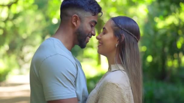 Pasangan Muda Yang Bahagia Berciuman Taman Untuk Cinta Peduli Dan — Stok Video