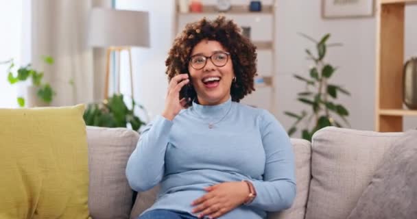 女性とこんにちはソファの上でチャットするためにリビングルーム 通信やネットワーク内の電話と話をするため スマートフォン 笑顔のためのモバイル会話 連絡先と接続 — ストック動画