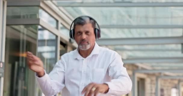 Танці Навушники Бізнесмен Слухають Музику Онлайн Ходячи Офісному Будівельному Коридорі — стокове відео