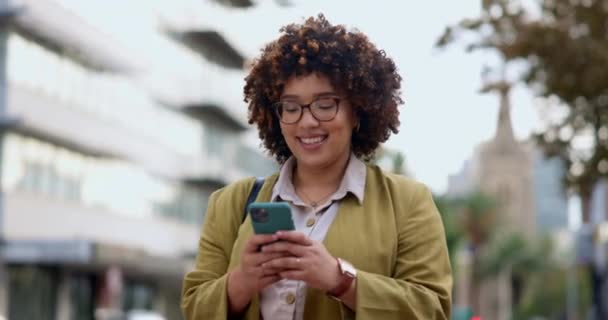 Телефон Ділова Жінка Щаслива Місті Соціальних Мережах Або Смс Відкритому — стокове відео