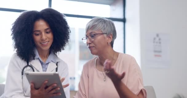 Médico Tablet Uma Mulher Conversando Com Paciente Durante Consulta Com — Vídeo de Stock