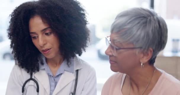 Порада Пояснення Лікар Старою Жінкою Планшетом Результатів Страхування Життя Медичного — стокове відео