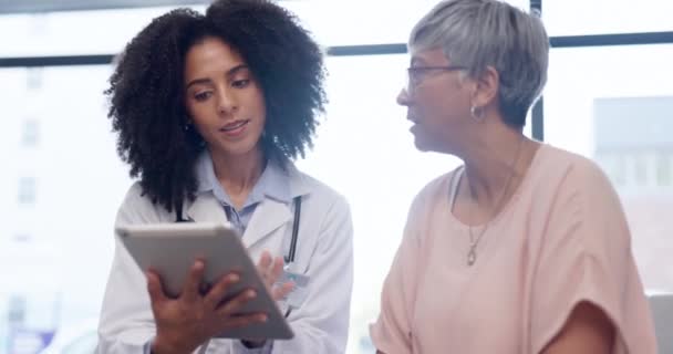Cuidado Salud Tableta Una Mujer Hablando Con Paciente Durante Consulta — Vídeos de Stock