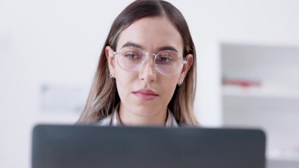 在医院进行诊断时 与一位医生一起思考 笔记本电脑和研究 与困惑的女性医学专业人员一起阅读医疗记录的想法 面孔和眼镜 — 图库视频影像
