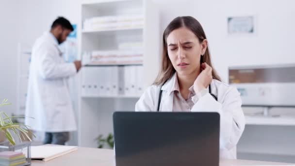 Laptop Gesundheitsversorgung Und Nackenschmerzen Mit Einer Ärztin Bei Der Arbeit — Stockvideo