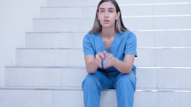 Mislukt Verdrietig Vrouwelijke Verpleegkundige Arts Teleurgesteld Zitten Trappen Depressief Gefrustreerd — Stockvideo