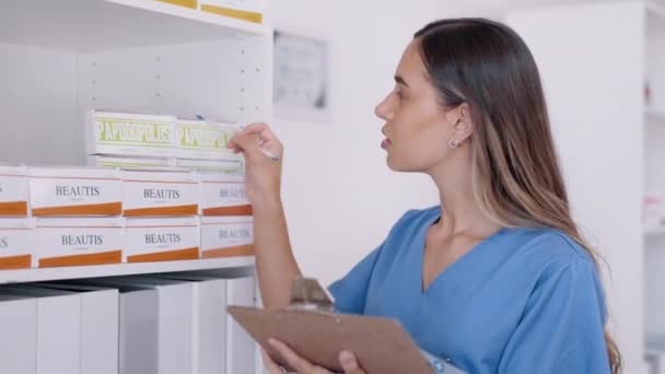 Médico Mulher Prancheta Para Inspeção Inventário Suprimentos Saúde Estoque Prescrição — Vídeo de Stock