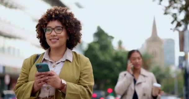 Телефон Ділова Жінка Посмішка Місті Соціальних Медіа Або Смс Відкритому — стокове відео