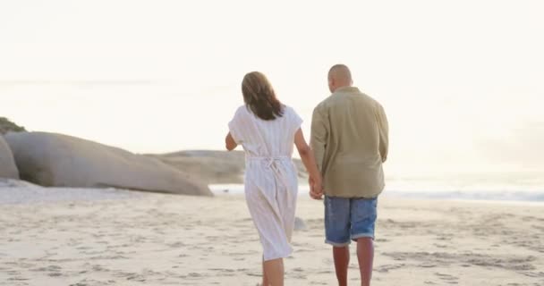 在海滩上散步 牵着手 谈情说爱 谈情说爱 在日落时旅行 与男人和女人约会放松 度假和暑假 以寻求支持和承诺 — 图库视频影像