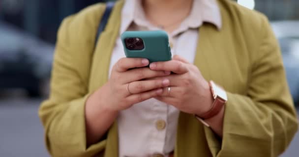Téléphone Mains Dactylographie Ville Médias Sociaux Textos Plein Air Dans — Video
