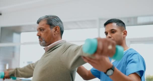 Fisioterapeuta Hombre Mayor Pesas Fisioterapia Para Musculatura Artritis Ejercicio Estiramiento — Vídeos de Stock
