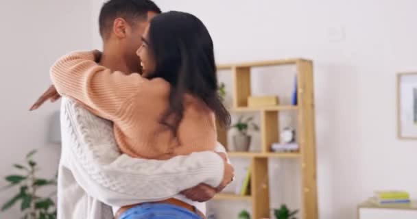 Casal Feliz Abraço Girando Casa Por Amor Cuidado Tempo Qualidade — Vídeo de Stock
