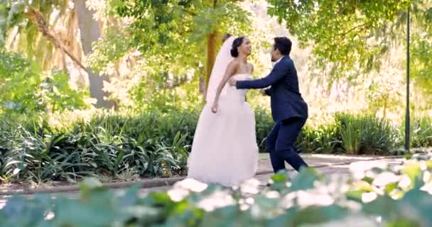 Boda Pareja Divertida Casada Jugando Evento Matrimonio Celebrando Amor Naturaleza — Vídeos de Stock