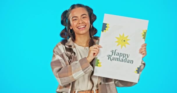 Muzułmanin Plakat Kobieta Świętują Islamskie Święto Trzymając Tablicę Znamionową Odizolowaną — Wideo stockowe