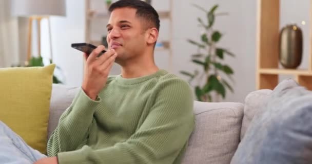 Pria Bahagia Berbicara Dan Menelepon Dengan Loudspeaker Rumah Untuk Catatan — Stok Video