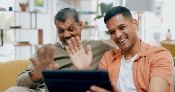 タブレット ビデオ通話は 男と父親が一緒に自宅のリビングルームのソファに座っています ハイテク 連絡先や家族を迎えるために手を振っシニアお父さんと息子と仮想チャット — ストック動画