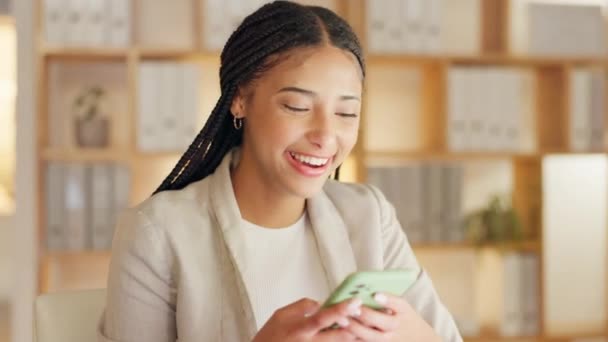 Laughing Phone Happy Woman Office Social Media Text Message Networking — Stock Video