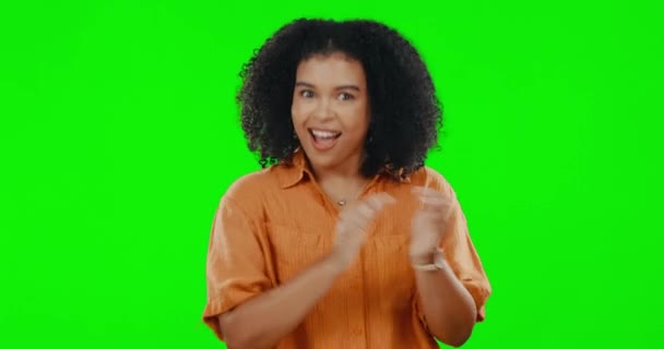Alkışlayan Mutlu Yeşil Ekrandaki Kadının Yüzü Başarı Kutlama Stüdyo Arka — Stok video